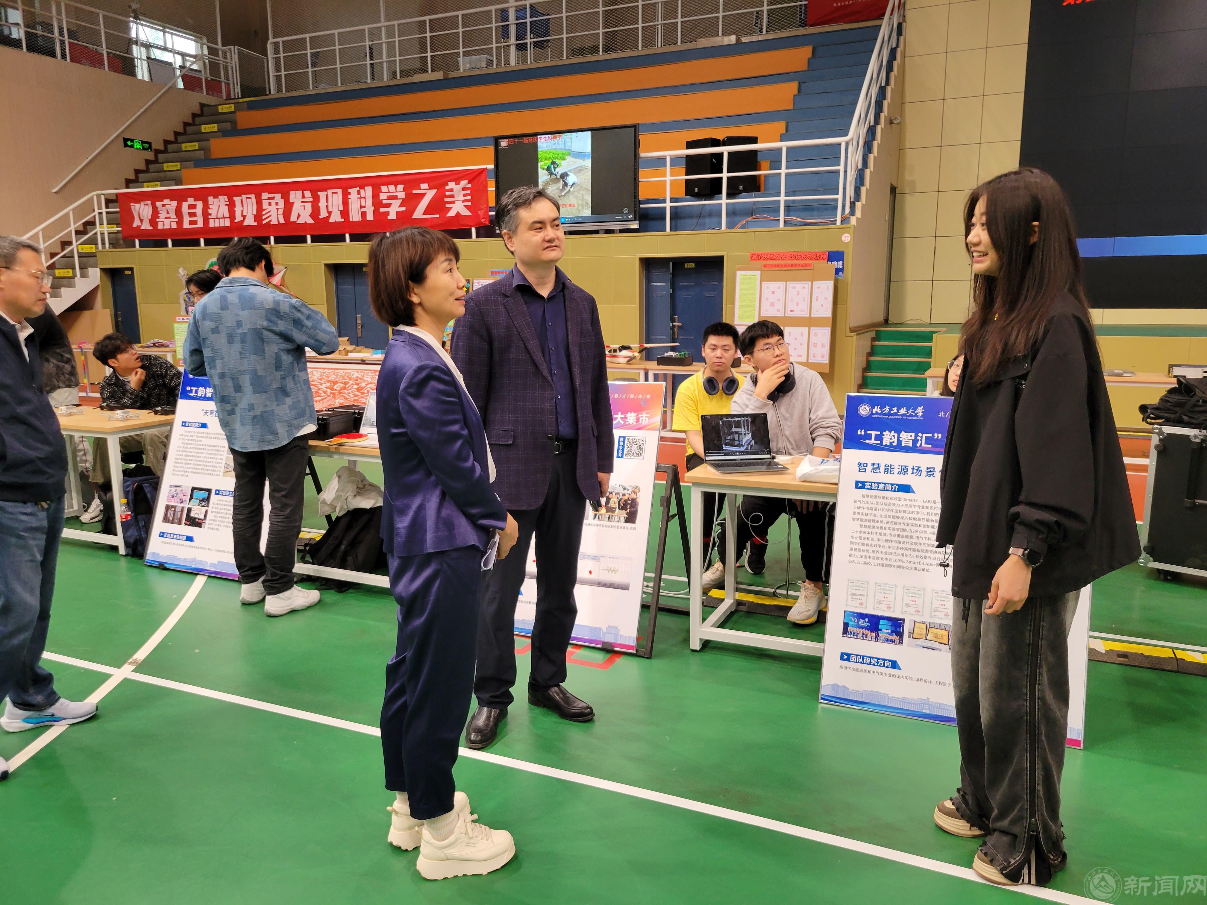 延庆区委教育工委书记张树清参观展览并勉励beat365科创团队学生.jpg 延庆区委教育工委书记张树清参观展览并勉励beat365科创团队学生.jpg