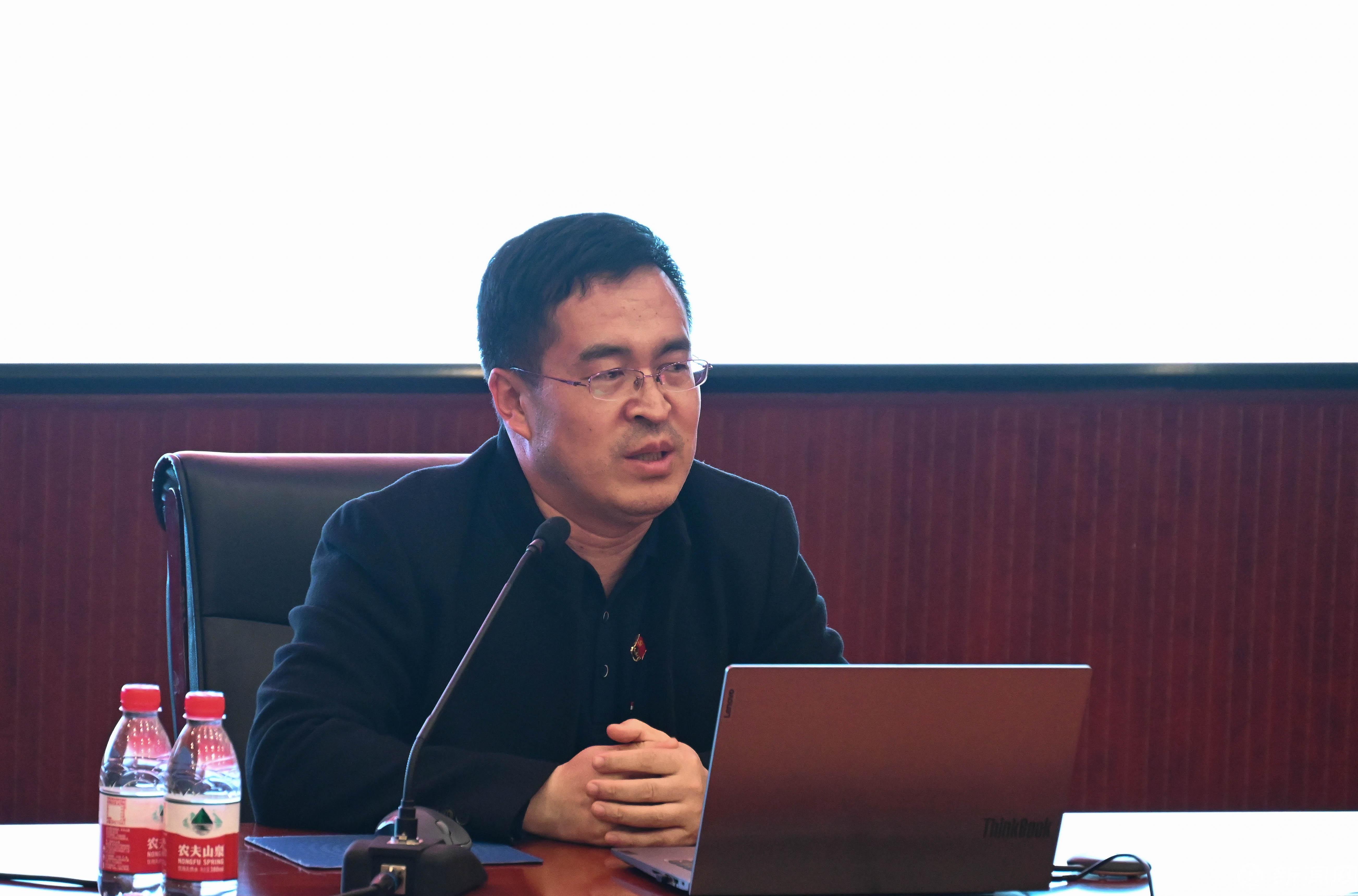 2-书记讲党课(书记特写).jpg 2-书记讲党课(书记特写).jpg