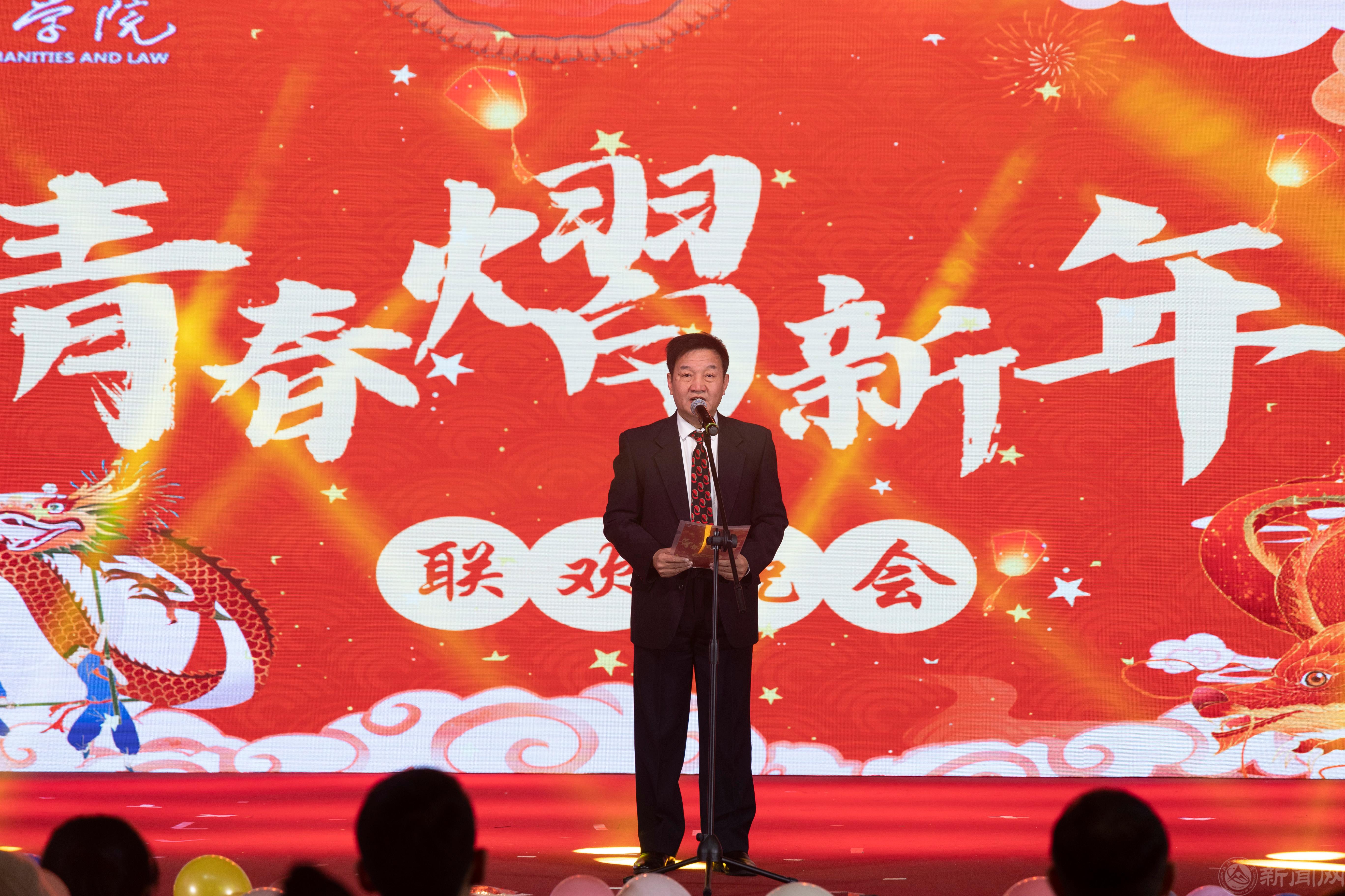 2.院长宣读.JPG 2.院长宣读.JPG